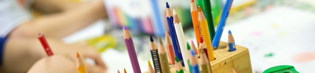 Hort (6-10 Jahre) Hort für Kinder von 6-10 Jahre- Kinder im Volksschulalter-Buntstifte zum Malen