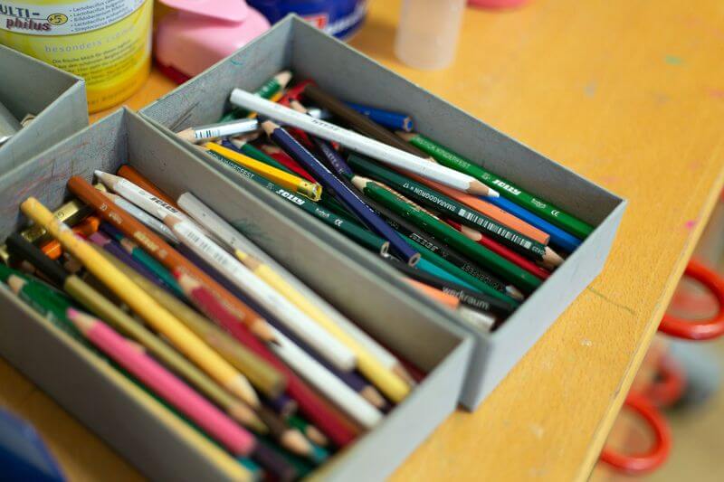 Malsachen im Kindergarten Malsachen im Kindergarten. Schachtel mit bunten Stiften